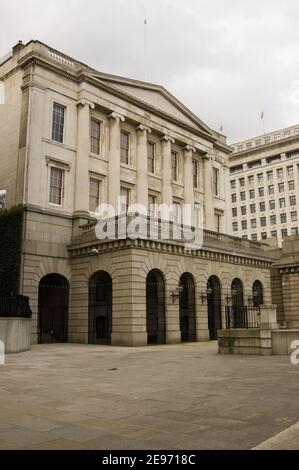 L'imposante façade en bord de rivière de l'historique Fishmongers' Hall. Rives de la Tamise dans la ville de Londres. Banque D'Images