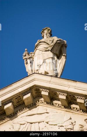 Statue de Saint Paul au sommet du fronton ouest de la cathédrale Saint Paul, ville de Londres. Sculptée par Francis Bird (1667–1731) et sur le disque public Banque D'Images