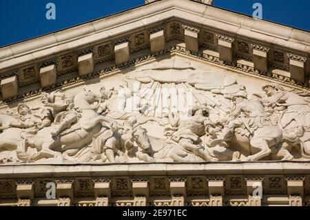 Sculpture sur le fronton ouest de la cathédrale Saint-Paul dans la ville de Londres montrant la conversion de Saint-Paul. Sculpté en 1706 par Francis Bird (16 Banque D'Images