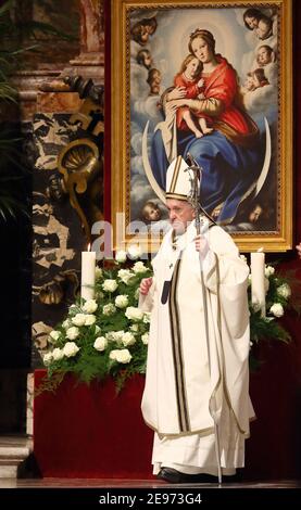 Le Pape François célèbre une messe de la Vigile à la Fête de la Présentation du Seigneur, qui est observée comme la Journée mondiale de la vie consacrée le 2 février 2021 à la basilique Saint-Pierre, au Vatican. Photo par ABACAPRESS.COM. Banque D'Images