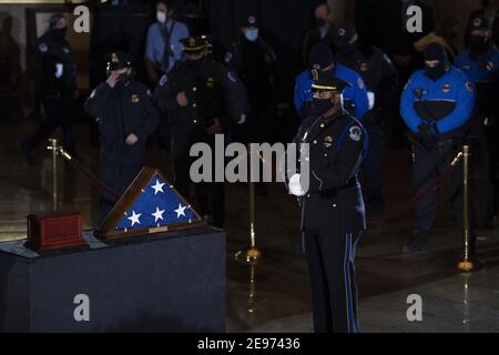 Washington, États-Unis. 02 février 2021. Des membres de la police du Capitole et d'autres encore rendent hommage avant que le reste de l'officier de police du Capitole Brian Sicknick ne soit couché en honneur dans la rotonde du bâtiment du Capitole des États-Unis après qu'il est mort lors de l'attaque du 6 janvier sur Capitol Hill par une foule pro-Trump le 2 février 2021, à Washington, DC, ÉTATS-UNIS. Photo de Brendan Smitalowski/Pool/ABACAPRESS.COM crédit: Abaca Press/Alay Live News Banque D'Images