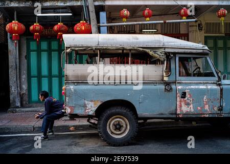 Dans les rues de bangkok, en attendant de charger l'ancien défenseur Land rover. Banque D'Images