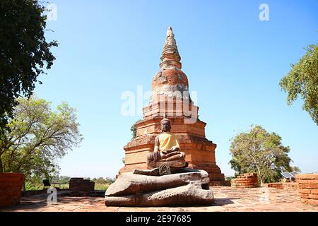 Pagode historique et Bouddha Images des ruines du temple Wat Phra Ngam à Ayutthaya, Thaïlande Banque D'Images