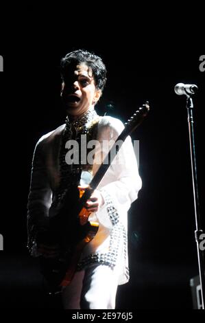 Prince se exécutant en direct au festival de musique Coachella 2008 à Indio, Californie, le 26 avril 2008. © Atlas / MediaPunch Banque D'Images