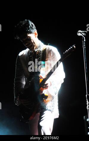 Prince se exécutant en direct au festival de musique Coachella 2008 à Indio, Californie, le 26 avril 2008. © Atlas / MediaPunch Banque D'Images