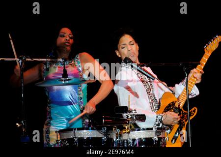 Prince se exécutant en direct au festival de musique Coachella 2008 à Indio, Californie, le 26 avril 2008. © Atlas / MediaPunch Banque D'Images