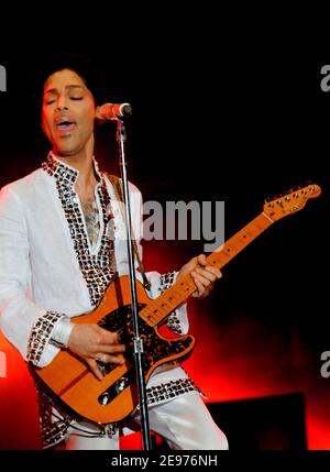 Prince se exécutant en direct au festival de musique Coachella 2008 à Indio, Californie, le 26 avril 2008. © Atlas / MediaPunch Banque D'Images