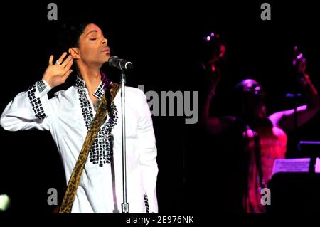 Prince se exécutant en direct au festival de musique Coachella 2008 à Indio, Californie, le 26 avril 2008. © Atlas / MediaPunch Banque D'Images