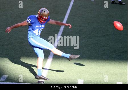 31 janvier 2021 - Laval Rouge et Or (Canada) Kicker David Cote #40 se réchauffe avant le Hula Bowl au stade Aloha à Honolulu, HI - Michael Sullivan/CSM Banque D'Images