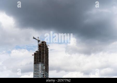 Le gratte-ciel le plus haut d'Ottawa pendant la construction, inachevé, icône Claridge, par une journée nuageux, vue de loin Banque D'Images