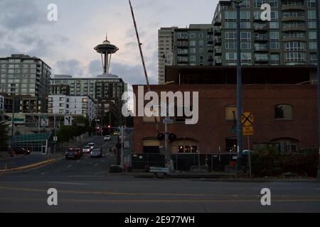 Seattle, WA-11.28.2018 : l'aiguille spatiale de Seattle se trouve derrière les nombreux immeubles d'appartements. Sur votre droite, nous voyons derrière Old Spaghetti Factory. Banque D'Images