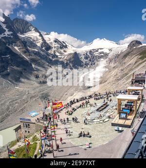 Grossglockner, Autriche - 8 août 2020: Sommet glacer vue avec les touristes à la place du parc national Kaiser Franz Josefs Banque D'Images