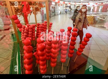 Vancouver, Canada. 2 février 2021. Les résidents se promènent devant les décorations du nouvel an lunaire chinois au Aberdeen Centre, à Richmond, en Colombie-Britannique, au Canada, le 2 février 2021. Credit: Liang Sen/Xinhua/Alay Live News Banque D'Images