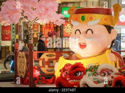 Vancouver, Canada. 2 février 2021. Les décorations du nouvel an lunaire chinois sont vues au Aberdeen Centre de Richmond, Colombie-Britannique, Canada, le 2 février 2021. Credit: Liang Sen/Xinhua/Alay Live News Banque D'Images