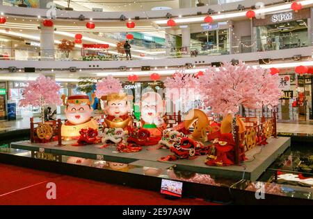 Vancouver, Canada. 2 février 2021. Les décorations du nouvel an lunaire chinois sont vues au Aberdeen Centre de Richmond, Colombie-Britannique, Canada, le 2 février 2021. Credit: Liang Sen/Xinhua/Alay Live News Banque D'Images