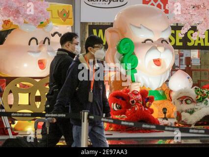 Vancouver, Canada. 2 février 2021. Les résidents se promènent devant les décorations du nouvel an lunaire chinois au Aberdeen Centre, à Richmond, en Colombie-Britannique, au Canada, le 2 février 2021. Credit: Liang Sen/Xinhua/Alay Live News Banque D'Images