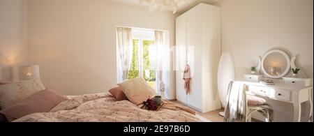 Chambre moderne, lumineuse et luxueuse dans un appartement design. Draps et oreillers frais au-dessus. Il y a un plateau avec une tasse pour le petit déjeuner. Banque D'Images