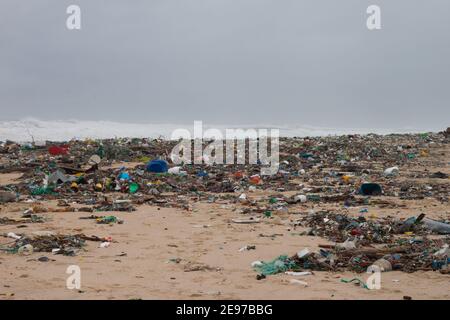 Pollution plastique sur une plage dans le sud-ouest de la France Banque D'Images