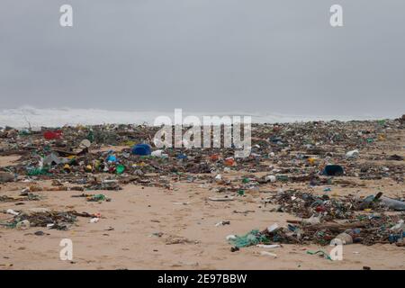 Pollution plastique sur une plage dans le sud-ouest de la France Banque D'Images