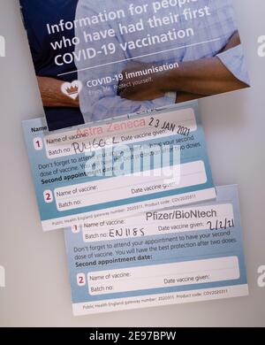 Londres, Royaume-Uni. 3 février 2021. Covid-19 premières cartes de vaccination pour Pfizer/BioNtech et Astra Zeneca, le déploiement du vaccin se poursuit vers la fin de la soirée dans le sud-ouest de Londres. Crédit : Malcolm Park/Alay Live News. Banque D'Images