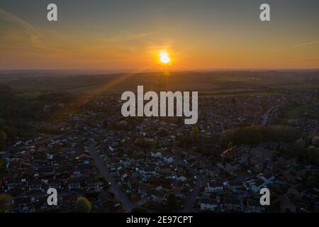 Photo aérienne montrant le lever du soleil ou le coucher du soleil sur la ville de Leeds West Yorkshire au Royaume-Uni, montrant un domaine et une rue typiquement britanniques Banque D'Images