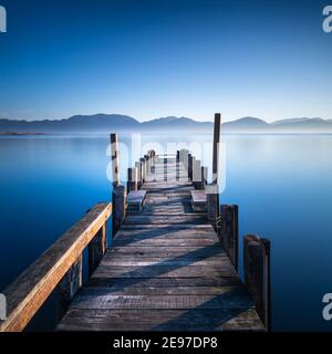 Jetée ou jetée en bois et lac au lever du soleil. Torre del Lago Puccini, Versilia, lac de Massaciuccoli, Toscane, Italie, Europe Banque D'Images