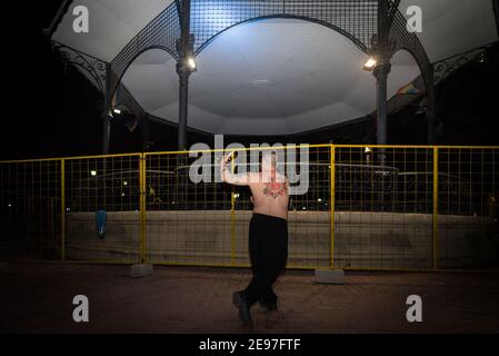 Buenos Aires, Argentine. 21 janvier 2021. Pablo Etcheverry, qui se voit comme le chef de la 'milonga de la résistance," montre ses tatouages dans le tango pas en face de la Glorieta de Belgrano, qui est bloquée par la couronne. « n'importe qui aime la « nouvelle normalité » et ne veut pas du tout travailler », affirme le danseur, dont le compte Facebook controversé a été bloqué. (À dpa 'danse de couple dangereux: Controverse Corona dans la scène du tango en Argentine' de 03.02.2021) Credit: Alejo Manuel Avila/dpa/Alay Live News Banque D'Images