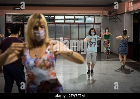 Buenos Aires, Argentine. 21 janvier 2021. Les participants à un cours de tango effectuent des exercices de technique de danse dans le salon Villa Malcolm, qui a été très bien suivi avant la pandémie. La capitale Argentine a élaboré un protocole pour la reprise des leçons de tango. Toutefois, les soirées dansantes de Tango ne sont pas officiellement autorisées à avoir lieu. (À dpa 'danse de couple dangereux: Corona dispute dans la scène du tango en Argentine' de 03.02.2021) Credit: Alejo Manuel Avila/dpa/Alay Live News Banque D'Images
