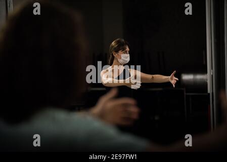 Buenos Aires, Argentine. 21 janvier 2021. Eugenia Martinez (M.), professeur de tango, fait la démonstration d'un exercice pendant une classe de tango avec un nombre limité de participants. Dans la capitale Argentine, 'embrasser en dansant est interdit par la couronne. C'est pourquoi la classe se concentre sur la technique de la danse », nous dit Martinez. Credit: Alejo Manuel Avila/dpa/Alay Live News Banque D'Images