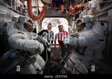 Photo de la NASA datée du 27 janvier 2021 (avant gauche), Victor Glover et Michael Hopkins sont prêts pour la première sortie de l'année, tandis que les ingénieurs de vol de l'expédition 64 (arrière gauche), Kate Rubins de la NASA et Soichi Noguchi de JAXA se joignent à eux pour un portrait. Photo de la NASA via ABACAPRESS.COM Banque D'Images
