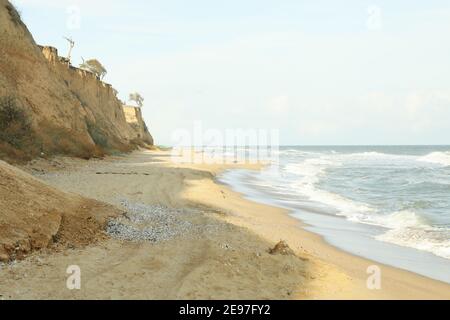 Mer avec vagues sur une belle plage de sable Banque D'Images
