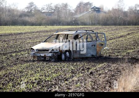 Peterborough, Royaume-Uni. 1er février 2021. Une voiture brûlée, déversée dans un champ près de Peterborough, Cambridgeshire. Crédit : Paul Marriott/Alay Live News Banque D'Images