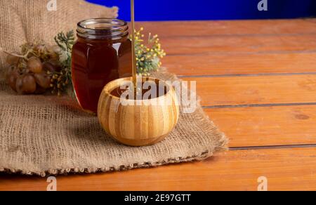 Pot au miel naturel sur la cuisine, vue sur le dessus de la table. Banque D'Images