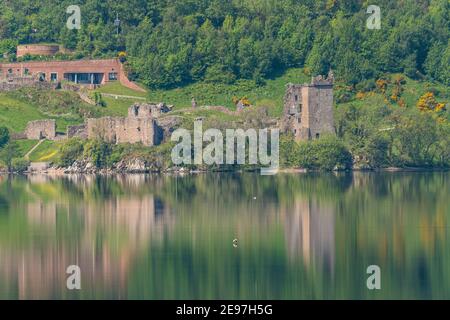 Château d'Urquhart sur Loch Ness du côté sud avec STILL loch Banque D'Images