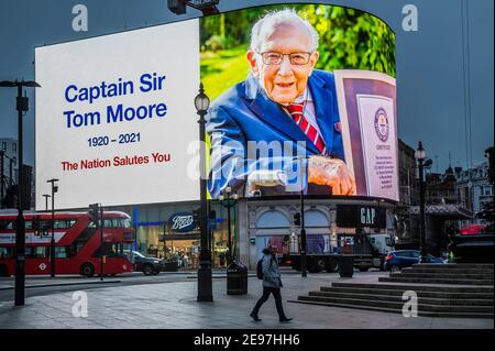 Londres, Royaume-Uni. 3 février 2021. Hommage commémoratif au défunt capitaine Sir Tom Moore sur les lumières de Piccadilly - il est mort hier à l'âge de 100 ans, ayant récolté plus de 30 millions de livres pour le NHS. Le troisième « confinement » se poursuit pour la pandémie du coronavirus (Covid 19) à Londres. Crédit : Guy Bell/Alay Live News Banque D'Images