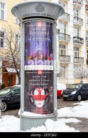 Affiche pour Carmina Burana sur un kiosque de pilier publicitaire pour L'Opéra et le Ballet de Sofia en Bulgarie Europe de l'est UE Banque D'Images