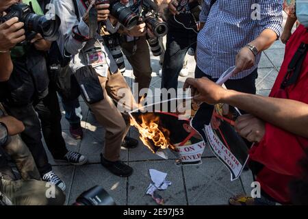 Thaïlande. 3 février 2021. Les manifestants brûlent une image du commandant en chef de l'armée du Myanmar, min Aung Hlaing, lors d'une manifestation contre le coup d'État militaire du Myanmar à l'extérieur du bâtiment de la CESAP des Nations Unies à Bangkok, en Thaïlande, le mercredi 3 février 2021, à Bangkok, en Thaïlande. Credit: Andre Malerba/ZUMA Wire/Alay Live News Banque D'Images