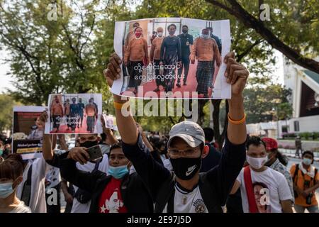 Thaïlande. 3 février 2021. Des manifestants manifestent contre Aung San Suu Kyi et d'autres députés, dont certains ont été détenus, lors d'une manifestation contre le coup d'État militaire du Myanmar à l'extérieur du bâtiment de la CESAP des Nations Unies à Bangkok, en Thaïlande, le mercredi 3 février 2021, à Bangkok, en Thaïlande. Credit: Andre Malerba/ZUMA Wire/Alay Live News Banque D'Images