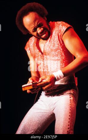 ROTTERDAM, PAYS-BAS - 26 FÉVRIER 1982 : Maurice White Singer of Earth, Wind and Fire en direct sur scène lors d'un concert aux pays-Bas. Banque D'Images