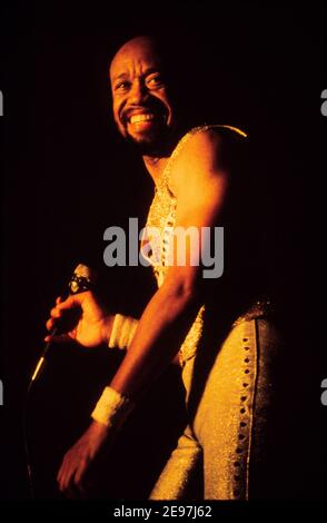 ROTTERDAM, PAYS-BAS - 26 FÉVRIER 1982 : Maurice White Singer of Earth, Wind and Fire en direct sur scène lors d'un concert aux pays-Bas. Banque D'Images