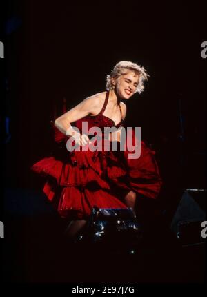 ROTTERDAM, PAYS-BAS - AOÛT 25,1987 : Madonna vit sur scène lors de sa tournée mondiale « qui est cette fille ». Banque D'Images