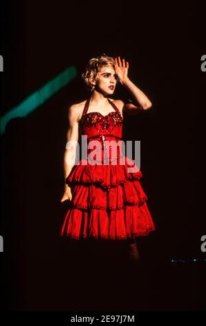 ROTTERDAM, PAYS-BAS - AOÛT 25,1987 : Madonna vit sur scène lors de sa tournée mondiale « qui est cette fille ». Banque D'Images
