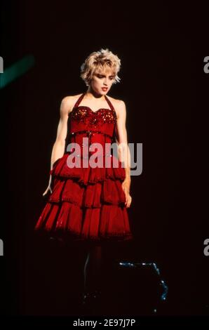 ROTTERDAM, PAYS-BAS - AOÛT 25,1987 : Madonna vit sur scène lors de sa tournée mondiale « qui est cette fille ». Banque D'Images