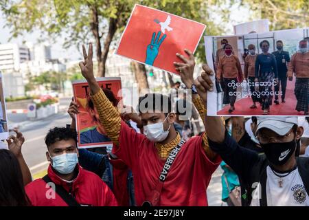 Thaïlande. 3 février 2021. Les manifestants tiennent le signe et le salut de trois doigts d'Aung San Suu Kyi lors d'une manifestation contre le coup d'État militaire du Myanmar à l'extérieur du bâtiment de la CESAP des Nations Unies à Bangkok, en Thaïlande, le mercredi 3 février 2021, à Bangkok, en Thaïlande. Credit: Andre Malerba/ZUMA Wire/Alay Live News Banque D'Images