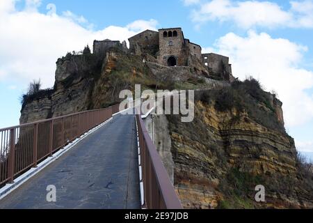 Civita est un hameau de 11 habitants de la commune de Bagnoregio, dans la province de Viterbo, en Latium, une partie des plus beaux villages d'Italie, chaque année coule plus et Civita di Bagnoregio a également été surnommé la ville qui meurt. Pour cette raison, le village a été classé par l'UNESCO comme un site du patrimoine mondial pour 2022, pour son paysage culturel d'une importance extraordinaire Civita est une fraction de 11 habitants dans la municipalité de Bagnoregio, dans la province de Viterbo, en Latium, Partie des plus beaux villages d'Italie, chaque année il coule plus et Civita di Bagnoreg Banque D'Images