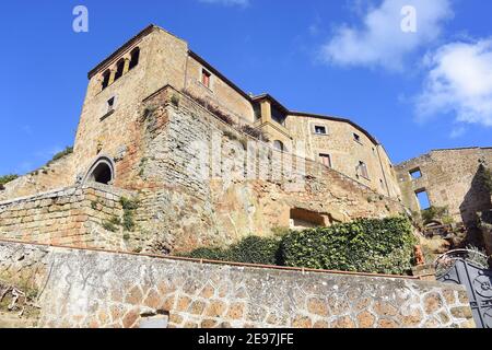 Civita est un hameau de 11 habitants de la commune de Bagnoregio, dans la province de Viterbo, en Latium, une partie des plus beaux villages d'Italie, chaque année coule plus et Civita di Bagnoregio a également été surnommé la ville qui meurt. Pour cette raison, le village a été classé par l'UNESCO comme un site du patrimoine mondial pour 2022, pour son paysage culturel d'une importance extraordinaire Civita est une fraction de 11 habitants dans la municipalité de Bagnoregio, dans la province de Viterbo, en Latium, Partie des plus beaux villages d'Italie, chaque année il coule plus et Civita di Bagnoreg Banque D'Images