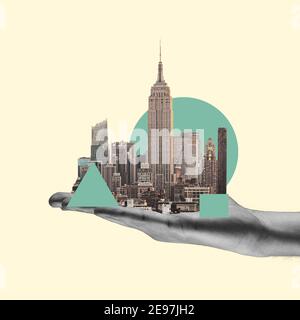 Toute la ville sur la paume humaine. Homme méconnaissable tenant une mégapole. Design moderne, collage d'art contemporain. Inspiration, idée, style magazine urbain tendance. Espace négatif pour insérer votre texte ou votre annonce. Banque D'Images