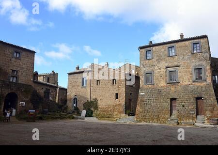 2/2/2021 - Civita est un hameau de 11 habitants de la commune de Bagnoregio, dans la province de Viterbo, en Latium, une partie des plus beaux villages d'Italie, chaque année coule plus et Civita di Bagnoregio a également été surnommé la ville qui meurt. Pour cette raison, le village a été classé par l'UNESCO comme un site du patrimoine mondial pour 2022, pour son paysage culturel d'une importance extraordinaire Civita est une fraction de 11 habitants dans la municipalité de Bagnoregio, dans la province de Viterbo, en Latium, Partie des plus beaux villages de l'Italie, chaque année il coule plus et Civita Banque D'Images