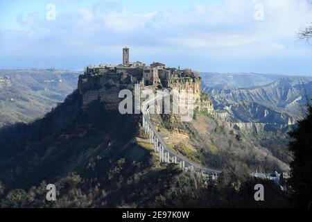 Civita est un hameau de 11 habitants de la commune de Bagnoregio, dans la province de Viterbo, en Latium, une partie des plus beaux villages d'Italie, chaque année coule plus et Civita di Bagnoregio a également été surnommé la ville qui meurt. Pour cette raison, le village a été classé par l'UNESCO comme un site du patrimoine mondial pour 2022, pour son paysage culturel d'une importance extraordinaire Civita est une fraction de 11 habitants dans la municipalité de Bagnoregio, dans la province de Viterbo, en Latium, Partie des plus beaux villages d'Italie, chaque année il coule plus et Civita di Bagnoreg Banque D'Images