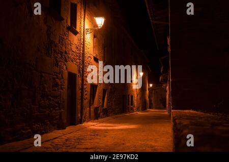 Vue de nuit de la rue étroite dans le vieux village de Rupit près de Barcelone, Espagne.destination touristique concept, vide rustiques allée avec des lumières de rue backgro Banque D'Images